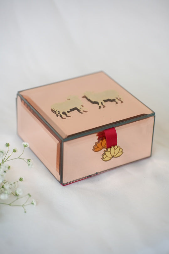 Glass coin gift box with cow motif