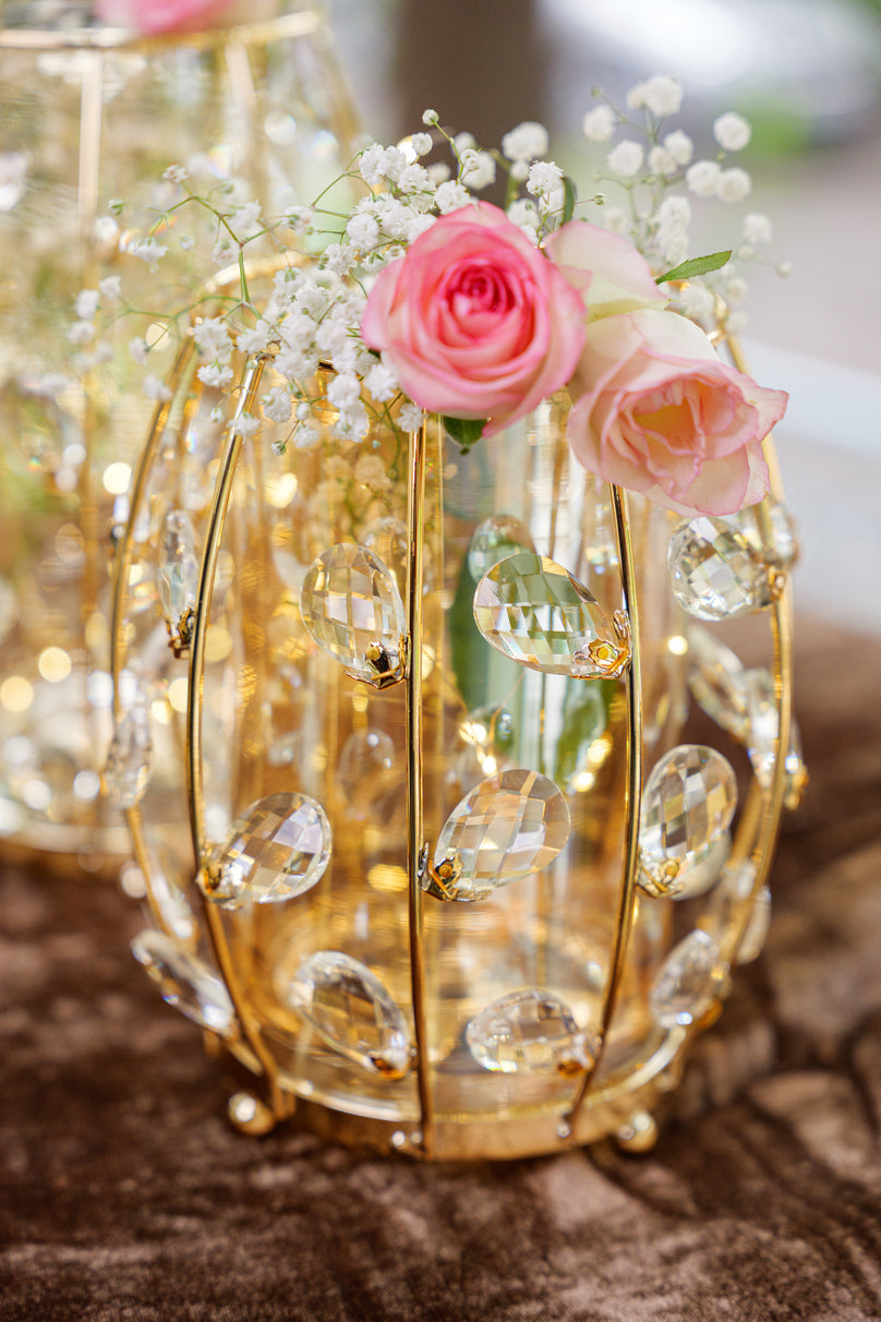 Elegant golden vase holder for festive decoration